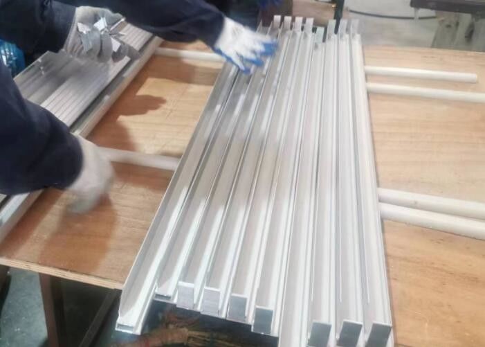 Aluminium frame van zonnepaneel zilver en zwart afwerking voor stijl en duurzaamheid